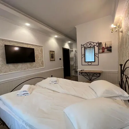 Готель Boutique Cathedral Plaza Residences For Rent Downtown