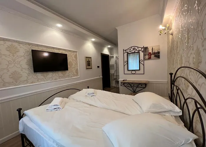 호텔 Boutique Cathedral Plaza Residences For Rent Downtown